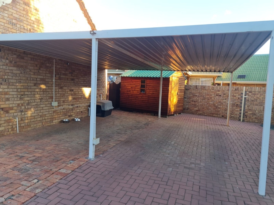 3 Bedroom Property for Sale in Langenhovenpark Free State